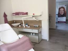 Im modernen und innovativen kosmetikstudio lassen wir sie von kopf bis fuß wertvolle behandlungen spüren. Haus Der Schonheit Parfumerien Und Kosmetik Herstellung Grosshandel In Deggendorf Adresse Offnungszeiten Bewertungen Tel 09919989 Infobel