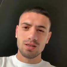 Milli gururumuz merih demiral , i̇talya 'da liglerin araya girmesiyle birlikte türkiye 'ye döndü. Istanbul 25 Catspor Kulubu Merih Demiral Facebook