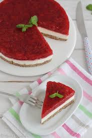 Scopri come preparare la cheesecake, la più famosa torta a base di formaggio spalmabile e base senza cottura: Cheesecake Con Topping Di Composta Alle Fragole Pane E Gianduia