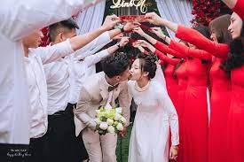 Văn đức và nhật linh công khai hẹn hò từ đầu tháng 9 năm nay. Phan VÄƒn Ä'á»©c Va Hotgirl Nháº­t Linh Hon Nhau Say Ä'áº¯m Trong Lá»… Ä'inh Hon