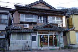1300余年の歴史を誇る白浜温泉。 昔も今も日本三古湯の一つとして愛され続けている。 滾々と流れ出る、「斉明湯」と「生絹湯」の2つの源泉に浸かり、身体の芯から疲れを癒してくれる。 白浜温泉との出会いから六十年。 私は白浜温泉と共に、旅人をこれからも癒していく。 å³¶åŽŸ å°æµœæ¸©æ³‰ å°æµœè˜ è¡—ä¸­ãªã®ã«ã„ã¶ã—éŠ€ãªæœ¬æ ¼éœ²å¤©é¢¨å'‚ ã²ãªã³ãŸæ¸©æ³‰æŽ¢æ¤œéšŠ