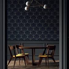 Avec ses motifs épurés qui empruntent à l'antiquité et aux cultures du monde entier, il colle à l'air du temps. Papier Peint Art Deco Dore Et Gris Fonce Papier Peint Salon Muraem