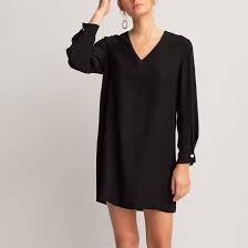 En été, elle dévoile les gambettes bronzées et se pare de toutes les fantaisies, assortie de fines sandales ou simplement de pieds nus pour profiter du sable fin ! Robe Courte Encolure V Manches Longues La Redoute Collections La Redoute