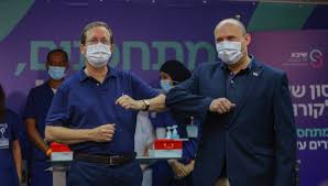 חבר הכנסת הצבעוני הצליח לגרום להמון פוליטיקאים לוותר על השנצ של שישי ולהגיע לחגוג איתו ועם אשתו רינת קוטקובסקי את הולדת בתם הבכורה אורי. As8pge63ditpmm