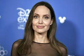 As a child, she made her screen debut in the comedy film lookin' to get out (1982), acting alongside her father jon voight. Permohonan Angelina Jolie Untuk Ganti Hakim Ditolak Republika Online