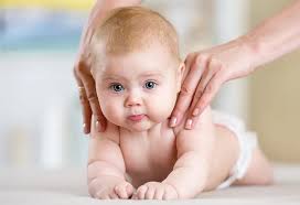 Apply olive oil on the baby's scalp. Top 8 Baby Massage Oils Choosing Right One For Your Baby
