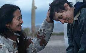 La cineasta chloé zhao ganó el domingo el oscar a mejor dirección por su elogiada película nomadland, favorita a alzarse con el premio mayor de la noche. Vbubeyhmbt6bpm