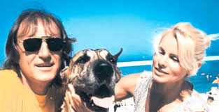 Soţia interpretului de muzică uşoară mihai constantinescu, simona secrier, a declarat, joi, pentru mediafax, că artistul este în continuare intubat la mihai constantinescu se află internat, în stare foarte gravă, la spitalul floreasca din bucureşti, după ce în dimineaţa de 13 mai, în jurul orei 5.00, a. Secretele Lui Mihai Constantinescu Fosta Sotie L A Prins In Pat Cu Anastasia Lazariuc Cand Am Intrat In Casa Ea Era Pe Patul Meu Abia Iesita Din Dus