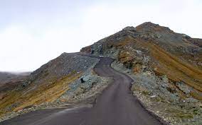 Otomobil tutkunlarının her zaman yanıtını romanya yolculuğumuzun ikinci gününde bu kez transalpina'ya doğru yol almaya başlıyoruz. Un Weekend Pe Doua Sosele Transalpina Si Transfagarasan