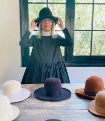 See more ideas about diane keaton, diane keaton hairstyles, diane. Diane Keaton S Gives A Tour Of Her Hat Collection In New Viral Video