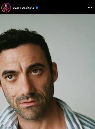 Gli shooting fotografici di Morgan Spector (George Russell) ci danno la  vita : r/GildedAgeHBO