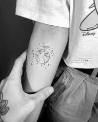 Aux quatre coins du monde, des voyageurs montent dans leur voiture et se lancent sur la route. 20 Idees Tatouage Pour Les Amoureuses De Voyages