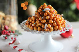 Anche il nome struffoli deriverebbe dal greco strongoulos o stroggulos (di forma tondeggiante). Sapori Leggendari Del Natale La Rotonda Storia Degli Struffoli La Bussola Tv