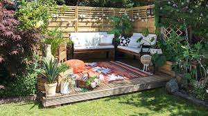 9 small garden fence ideas - the best colours and materials | Ideal Home