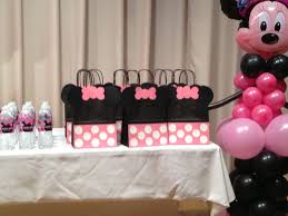 Goodie Bag Ideas For 1st Birthday Party Diy Minnie Mouse Goodie Bag And The Ballon Is Awesome Minnie Mouse Party Girls Birthday Party Minnie Mouse Birthday