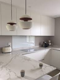 Cuisine Moderne Blanche Epuree Avec Ilot Chaleureuse Cuisine Moderne Blanche Cuisine Moderne Cuisine Blanche Et Bois