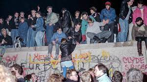 Die kommunistische regierung der ddr wollte verhindern, dass ihre einwohner in. 9 November 1989 Der Tag An Dem Die Mauer Fallt Ndr De Geschichte Chronologie Wende