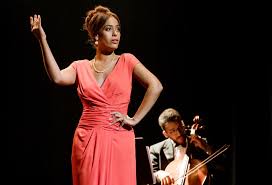 La chanteuse mezzo soprano malika bellaribi le moal, dite la diva des banlieues voit son autobiographie adaptée sur france 2 dans le téléfilm les sandales blanches. Amel Bent Incarne Malika Bellaribi Le Moal A L Ecran Le 25 Janvier Sur France 2 Lea Fr