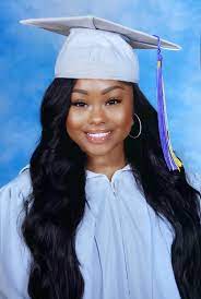 Pin By Sceleste Carmichael On Photoshoot Ideas Senior Pictures Hairstyles Graduation Hairstyles With Cap Graduation Girl