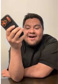 Leo González (@leogonzall)'s video of kevin mackenzie in rain