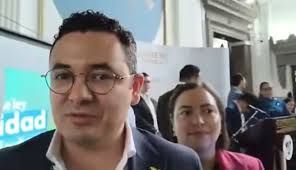 🗳️🌱 SAMUEL PÉREZ SALE A LA CALLE: BUSCA VOTOS PARA RAÍCES, SU NUEVO  PARTIDO 🇬🇹 🌟👣 Con paso firme y discurso claro, el diputado Samuel Pérez  ha comenzado a pedir el voto