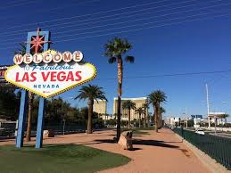Betty started designing neon signs in the 1950s for thomas young's yesco and other sign makers. Anstehen Fur Ein Foto Welcome To Fabulous Las Vegas Sign Las Vegas Reisebewertungen Tripadvisor