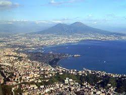 Neapel, die hauptstadt der region kampanien und wichtiger fährhafen, ist mit ziemlich genau einer million einwohnern die drittgrößte stadt italiens. Neapel In Italien