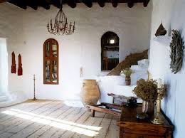 Une Maison Grecque Avec Vue Imprenable Sur La Mediterranee Maison Grecque Interieur Maison Salon Mediterraneen