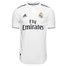 Alles in allem handelt es sich bei den ausführungen des adidas real madrid trikots 2017 um zweckgemäß verschiedenfarbige shirts, die nicht nur eingefleischte fans der blancos und einzelner superstars. Real Madrid Trikot 2017 2018 Hier In Deiner Grosse Gunstig Kaufen