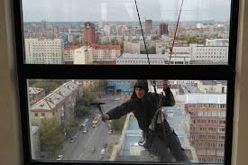 Hayatınızda bir kez cam sildiyseniz bilirsiniz, bu işin en can sıkıcı taraflarından biri camın bazı bölümlerine ulaşmanın zorluğudur. Yuksek Katlarda Camlar Nasil Yikanir Guvenli Yikama Icin Ozel Cihazlar