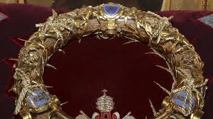 Avec la technologie que nous propose notre toile haut de gamme, l'impression des symboles est maintenant de bien meilleure qualité, nous enregistrons une impression beaucoup plus précise. Jesus Crown Of Thorns Rescued From Notre Dame By Hero Chaplain