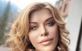 Astăzi este o zi foarte importantă pentru loredana groza dar și pentru fiica ei, asta pentru că tânăra împlinește vârsta de 23 de ani. Loredana Groza Le A ArÄtat Tuturor Cum AratÄ Abdomenul Ei
