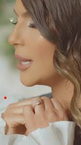 Ne muajin e 9 te shtatzanise realizova kete kenge pa nje simbolike te  vecante, por si nje dhurate per te gjithe dashamiresit e muzikes sime, te  cilet jane te duruar me mua dhe nuk kursejne asnjehere ...