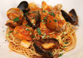 Ajouter un verre de vin blanc, une gousse d'ail coupée en morceaux. Spaghettis Aux Fruits De Mer Recettes Italiennes