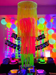 Festa Neon 100 Ideias Fantasticas Para Decorar O Seu Evento De seguida, dobre um pedaço de papel de seda várias vezes, formando um quadrado. festa neon 100 ideias fantasticas