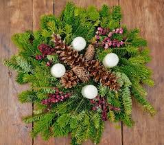 Mit Tannenzweigen Und Zapfen Einen Naturlichen Adventskranz Basteln Adventskranz Selber Machen Adventskranz Basteln Und Weihnachtskranz