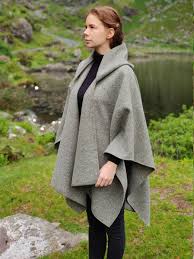 Braht) is called an arisaid (pron. Heavy Tweed Handmade In Ireland Wrap Arisaid Speckled With Fleck Greygreen Irish Tweed Wool Hooded Ruana Women S Clothing Jackets Coats Bandin Vet