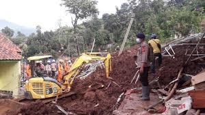 Longsor di sumedang tewaskan 11 orang. H14kdx4lrkryhm