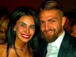 Caner'le ben bu konuyu o zaman ben tabii yönetimde değildim. Caner Erkin Ile Asena Erkin In Bosanma Davasinda Hakimle Komik Diyalog Magazin