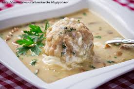 Bayerische Schwammerlsuppe Waldpilzsuppe Mit Semmelknodel In 2020 Schwammerlsuppe Lebensmittel Essen Lecker