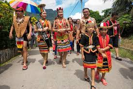 It is both a religious and social occasion as this festival marks the end of the harvesting season (similar to pesta ka'amatan in sabah) and it is a festival filled with much singing and dancing as they start a new farming season. Gawai Dayak Festival Expatgo