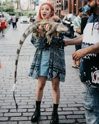 Here S G I Dle S Yuqi Casually Holding An Iguana Because She Can Koreaboo Kpop Girls Kpop Girl Groups South Korean Girls