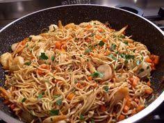 Nouilles Chinoises Sautees Aux Crevettes Nouilles Chinoises Nouilles Cuisine Asiatique