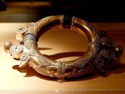 Gendang panjang merupakan alat musik daerah yang sangat unik dan mempunyai jenis bunyi berupa berupa membranofon. Gelang Wikipedia Bahasa Indonesia Ensiklopedia Bebas