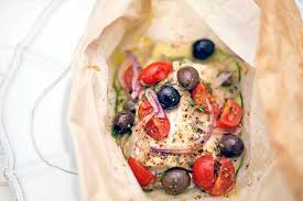 Con le patate diventa un secondo tutto da gustare. Ricetta Della Spigola Al Cartoccio Al Forno Con Patate E Pomodorini
