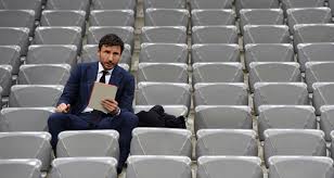 È uno dei pochi giocatori che hanno vinto i campionati nazionali di. Mark Van Bommel Succeeds Cocu At Psv Eindhoven Stad Al Doha