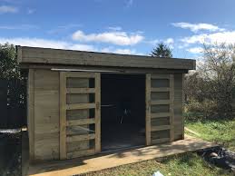 Abri en bois ou en métal, à toit plat, style chalet de jardin, etc. Abri Jardin Bois Porte Coulissante Abri De Jardin Abri De Jardin Bois Abri De Jardin Moderne