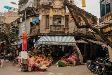 A atmosfera única e histórica do Bairro Antigo, gerada com IA