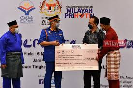 Sultan bertanyakan, kenapa apabila kerajaan negeri dibubarkan, tiada istiadat. Datuk Seri Mohd Annuar Zaini Negeri Sembilan Honours 2013 Datuk Malaysia Datuk Seri Mohd Annuar Zaini Deuttakida