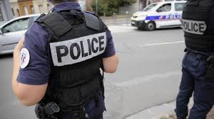 Bâton qui sert de canne aux conducteurs d'animaux en afrique. Un Policier Condamne A 18 Mois De Prison Avec Sursis Pour Avoir Matraque Une Gilet Jaune